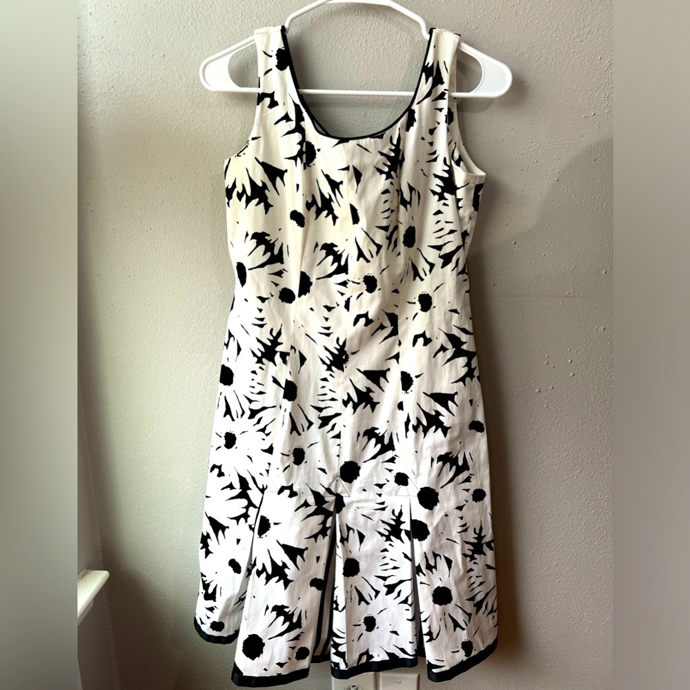 Talbots Petites black & white floral pleated sleeveless stripe dress 8/10